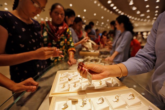 Foto de archivo de un escaparate de joyas en India. 