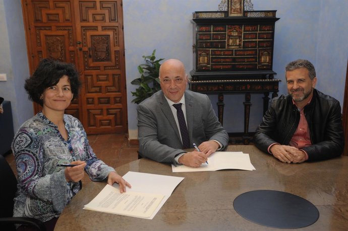 Ruiz (centro) durante el encuentro mantenido