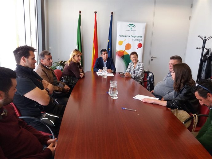 Nota Prensa: El Delegado De Economía Entrega Los Contratos De Alojamiento En Viv