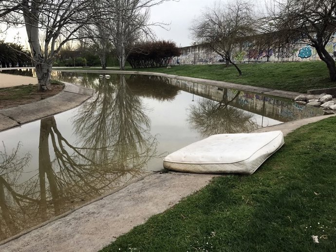 Colchón tirado en el parque La Granja