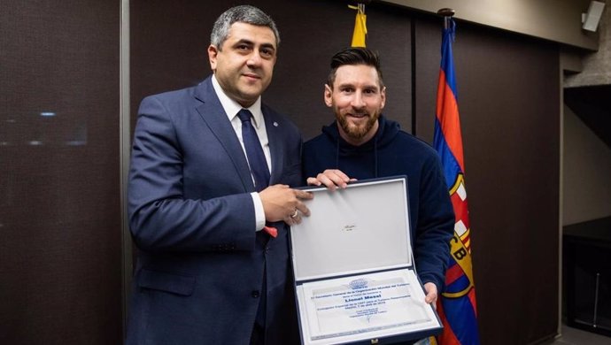 Lionel Messi junto a Zurab Pololikashvili, secretario general de la OMT.