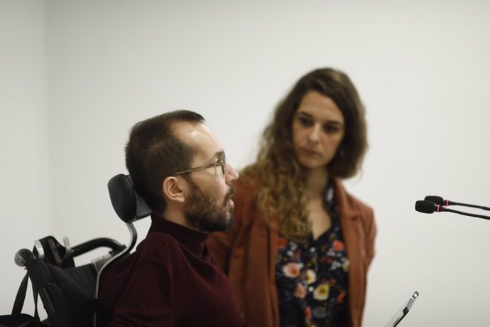 Rueda de prensa de Pablo Echenique y Noelia Vera en la sede de Podemos