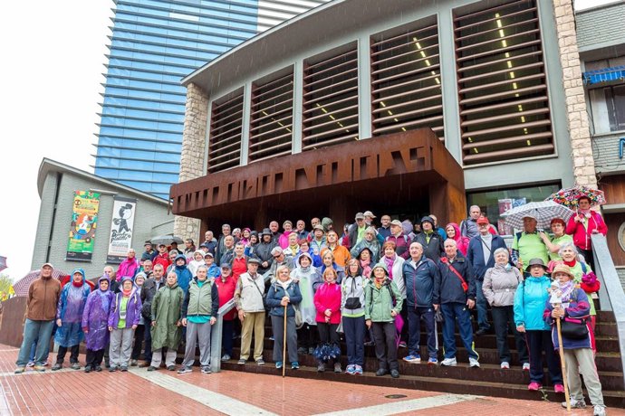 Personas mayores se preparan para realizar senderismo