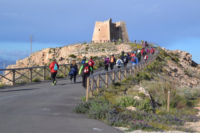 En el sendero de Carboneras, han participado unos 65 senderistas.