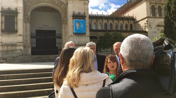 Verónica Pérez atiende a periodistas en el Museo Arqueológico