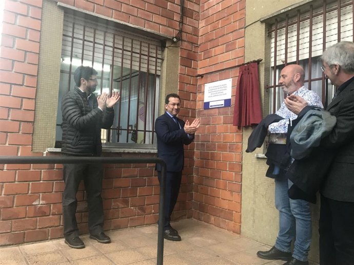 Genaro Alonso inaugurando la placa conmemorativa.