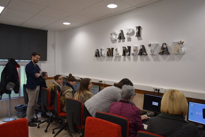 El delegado de Economía, en el nuevo centro de acceso a Internet de Almanjáyar