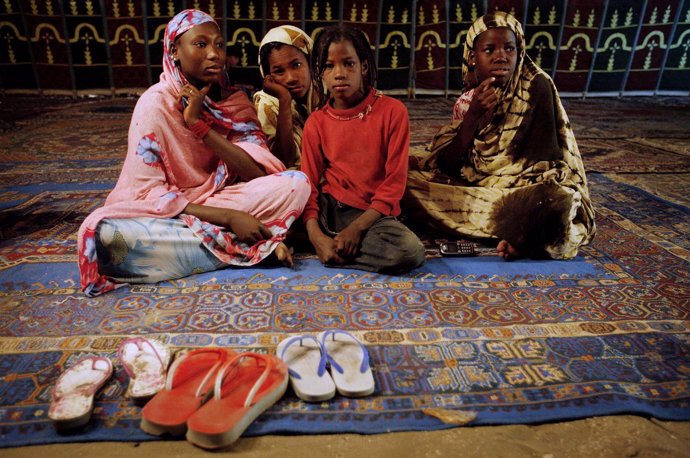 Niñas mauritanas en una tienda tradicional en Nuakchot (Archivo)