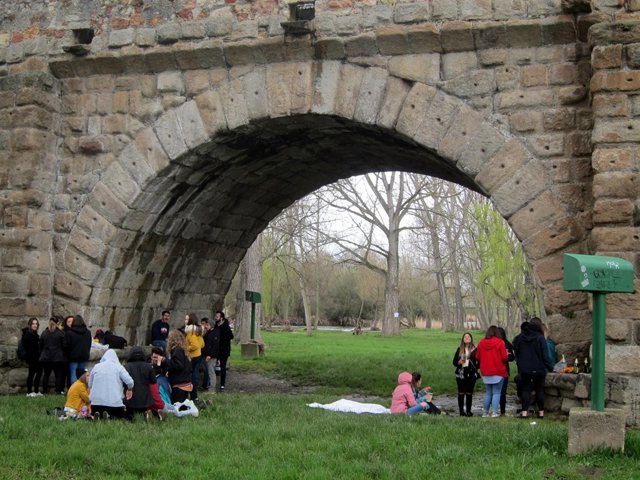 Jóvenes este Lunes de Aguas en el Puente Romano, 9-4-18