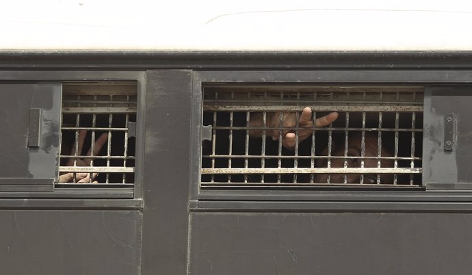 Prisioneros palestinos trasladados en autobús