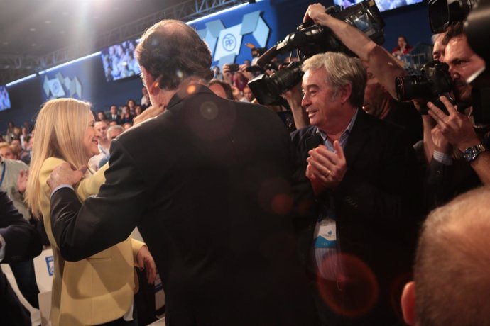 Cifuentes y Rajoy se saludan en la Convención Nacional del PP