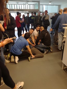 Agentes fuera de servicio reducen al agresor