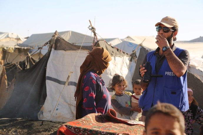 Periodista en un campamento de refugiados sirios