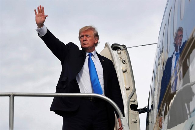 Donald Trump entra en el Air Force One