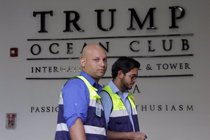 Investigadores del Ministerio de Trabajo de Panamá en la torre Trump