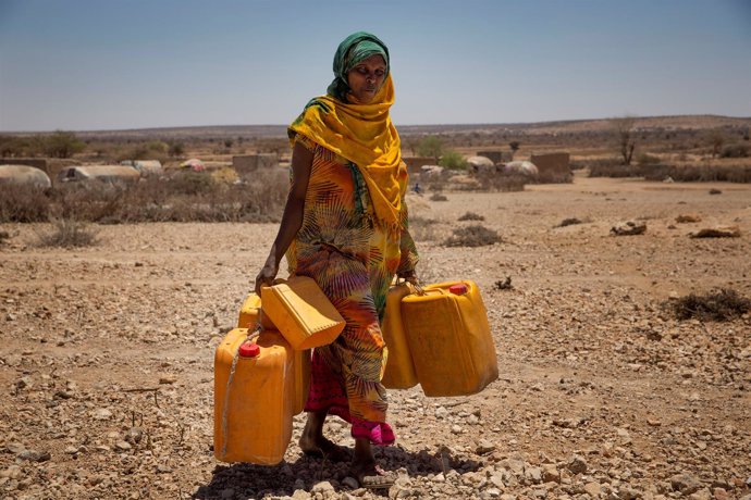 Mujer con bidones de agua en Hargeisa, Somalilandia