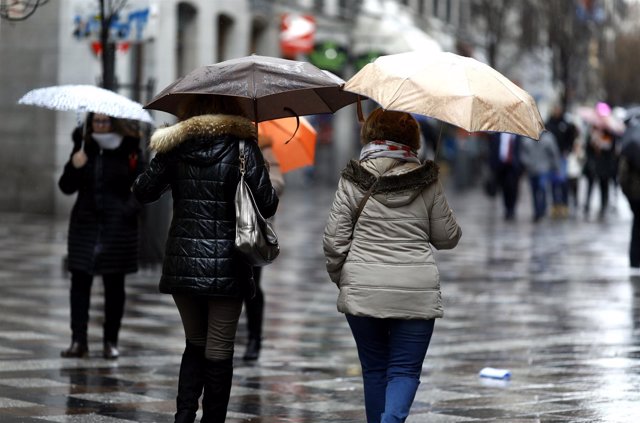 Personas con paraguas un día de lluvia 