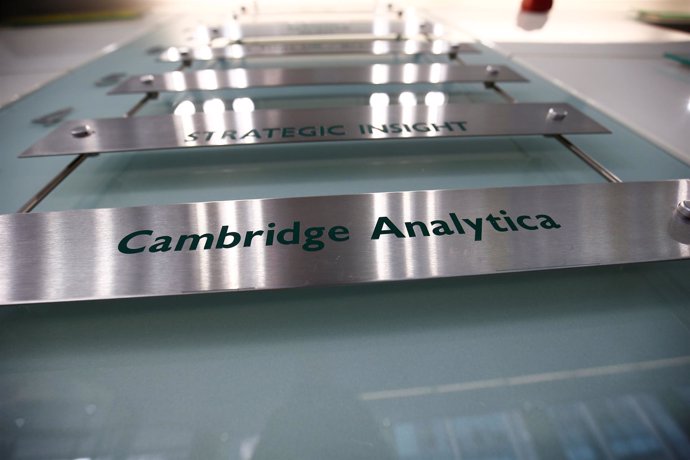 El cartel de la empresa Cambridge Analytica en Londres