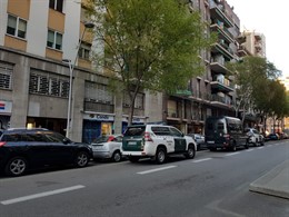 Vehículos de la Guardia Civil en la calle Manso de