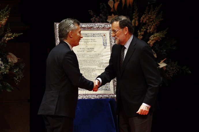 Mariano Rajoy entrega un premio a Mauricio Macri en Madrid