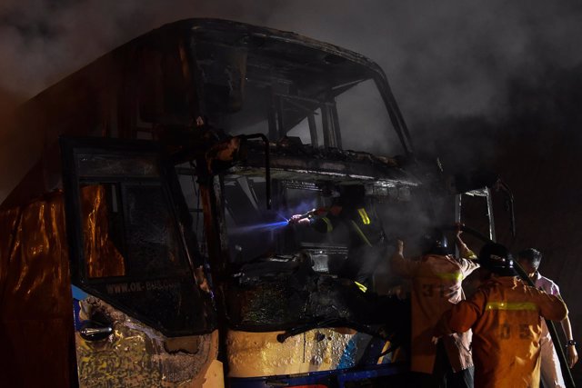 Bomberos actuando por el incendio de un autobús en Tailandia