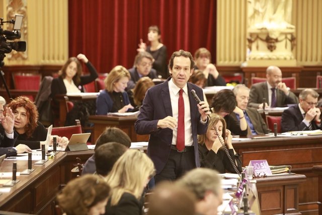 El conseller de Territorio, Marc Pons, en el pleno del Parlament de este martes