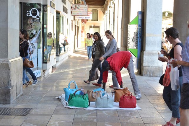 Venta ambulante, bolsos, venta ilegal, recurso