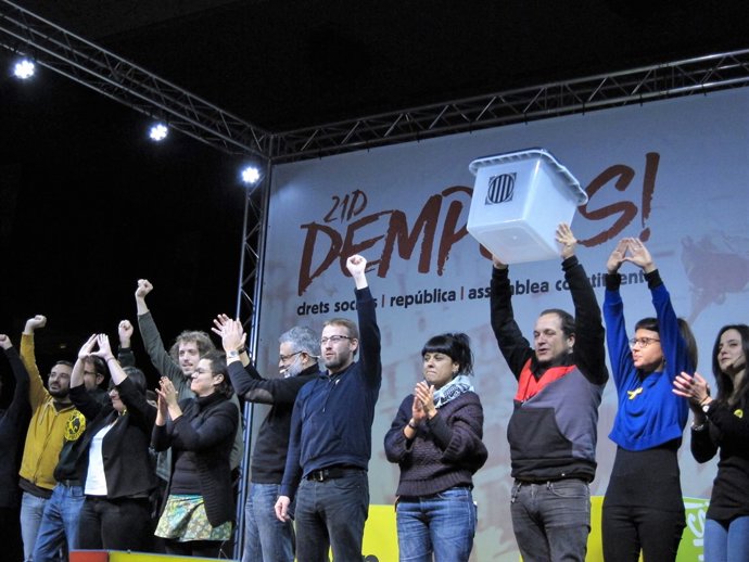 C.Riera, V.Aragonés, D.Fernàndez, A.Gabriel, M.Rovira i altres membres de la CUP