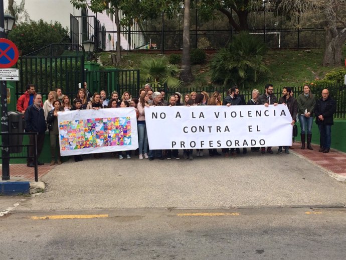 Profesores del colegio CEIP José Banús se concentran tras la agresion a docente 