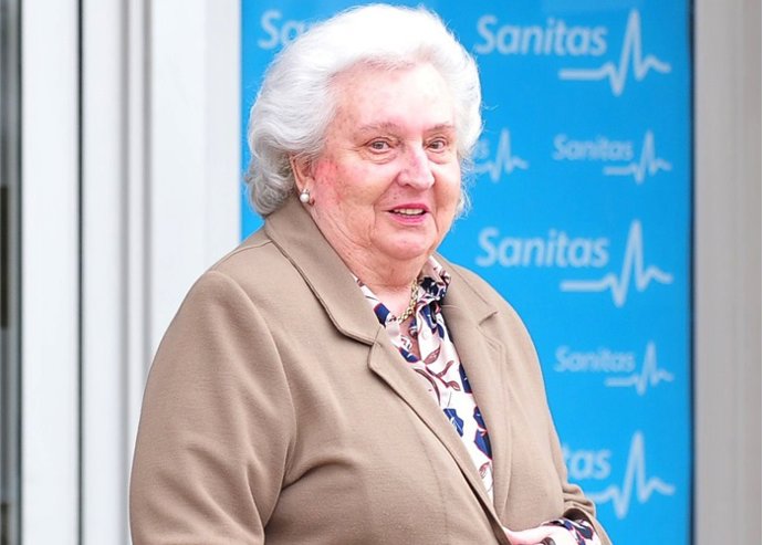Doña Pilar visita al Rey emérito al hospital tras su operación de rodilla