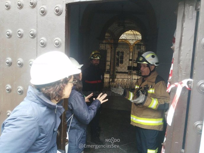 Bomberos de Sevilla actúan en en la vivienda desplomada en Doña María Coronel