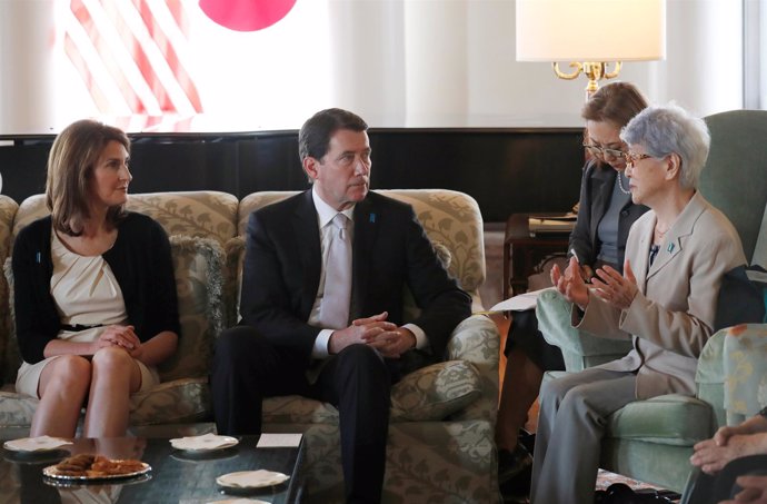 El embajador estadounidense en Japón hablando con Sakie Yokota