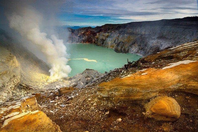 Concentraciones sulfurosas  junto a un cráter