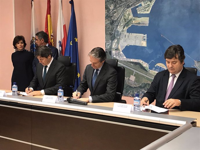 Firma del otorgamiento de la concesión a Coated Solutions en el Puerto