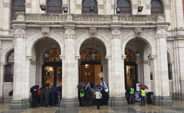 Manifestantes de la Policía Municipal en los soportales. 10-4-2018
