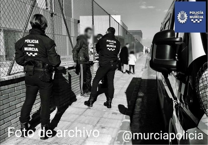 Imagen de archivo de la Policía Local deteniendo a un gorrilla