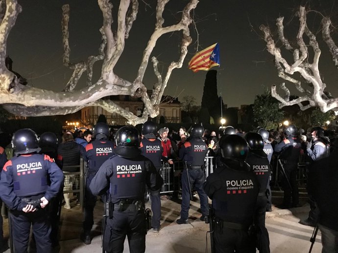 Mossos davant del Parlament