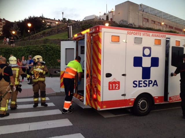 Herido en accidente de moto en Oviedo, ambulacia del sespa