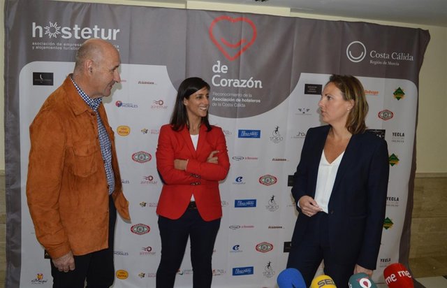 Alfonso Torres e Idoia Carrillo y María del Mar Martínez de Hostetur