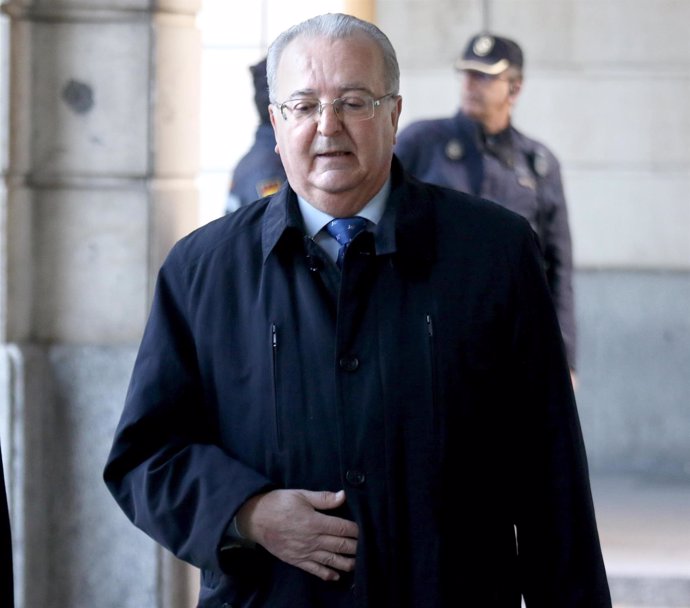 El exconsejero Antonio Fernández llega a la sesión del juicio del caso ERE