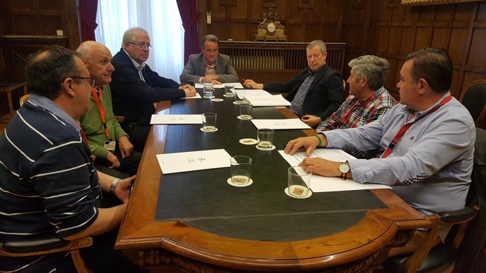 Reunión de Sánchez Quero (DPZ) con representantes de las peñas taurinas