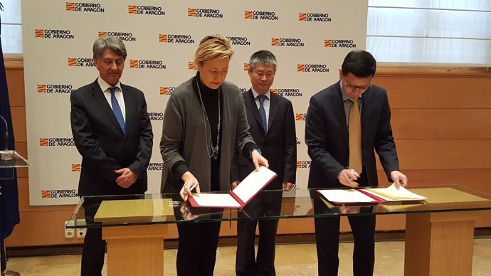 Gastón y Liu han firmado este acuerdo para estrechar lazos comerciales