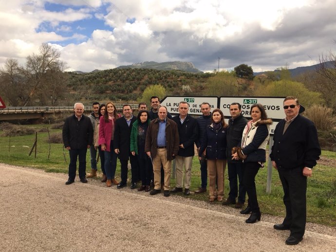 Bueno, y miembros del PP de Jaén ante el Puente del Aguadero.