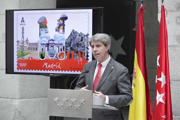 Garrido Presenta El Sello De Correos Dedicado A La Provincia De Madridel Conseje