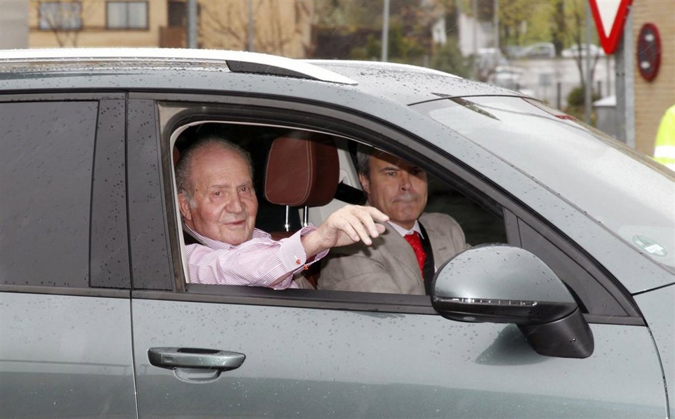 Rey juan carlos a su salida al hospital
