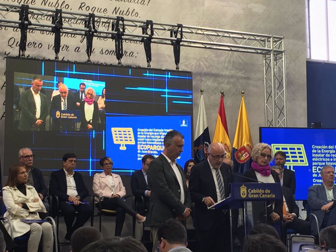 El presidente grancanario, Antonio Morales, junto a sus vicepresidentes