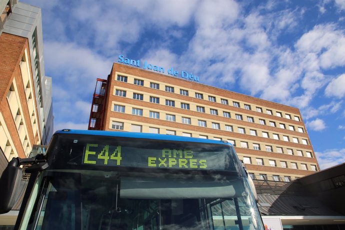 Línea de bus AMB Exprés E44 ante el Hospital Sant Joan de Déu