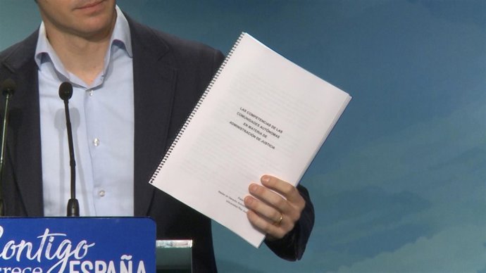 Pablo Casado, en rueda de prensa para aclarar la polémica sobre su máster 