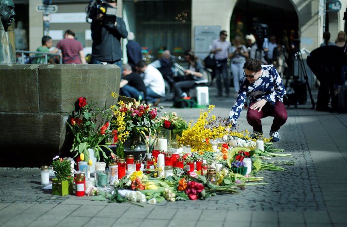 Flores como homenaje a las víctimas del ataque de Münster.