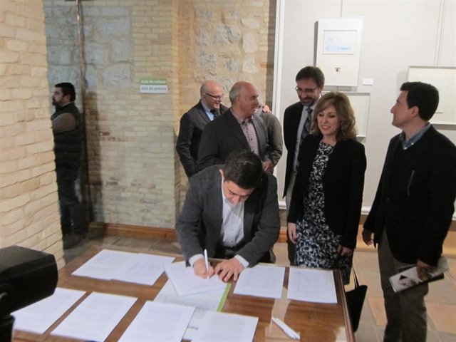 Francisco Reyes firma el manifiesto                           